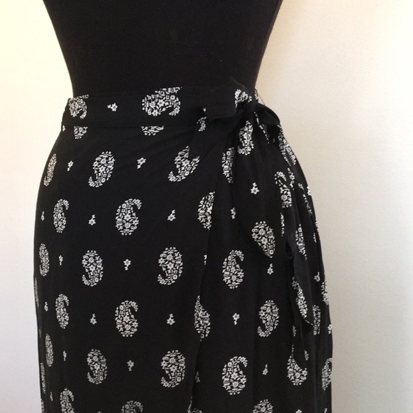 Black and White Xhilaration  wrap skirt - Picture 2 of 6